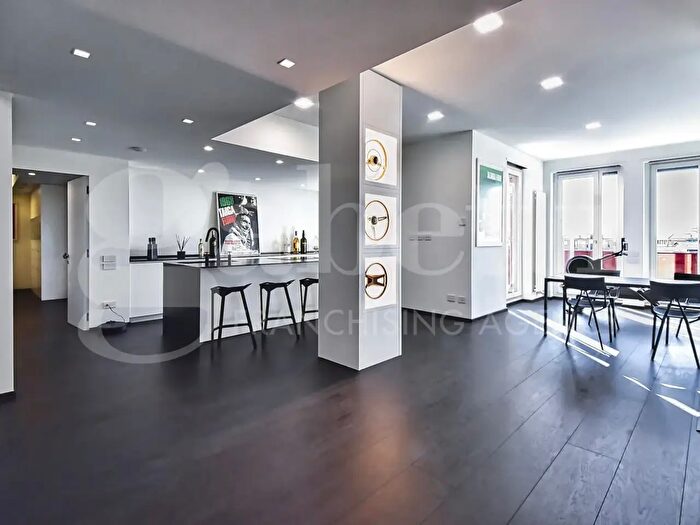 Appartamento con 5 locali in vendita in Via Lazio, Monza