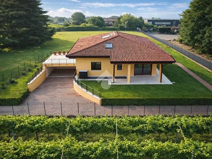 Casa quadrilocale in affitto in Via Cà di Cozzi, Verona