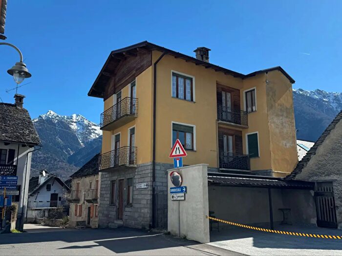 Casa con 8 locali in vendita in Frazione Mozzio, Crodo