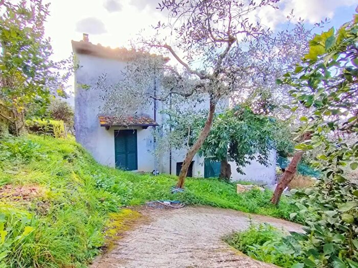 Casa con 5 locali in vendita in Calci