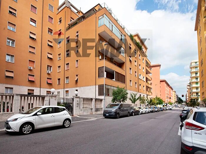 Appartamento trilocale in vendita in Via di Villa Chigi, Roma