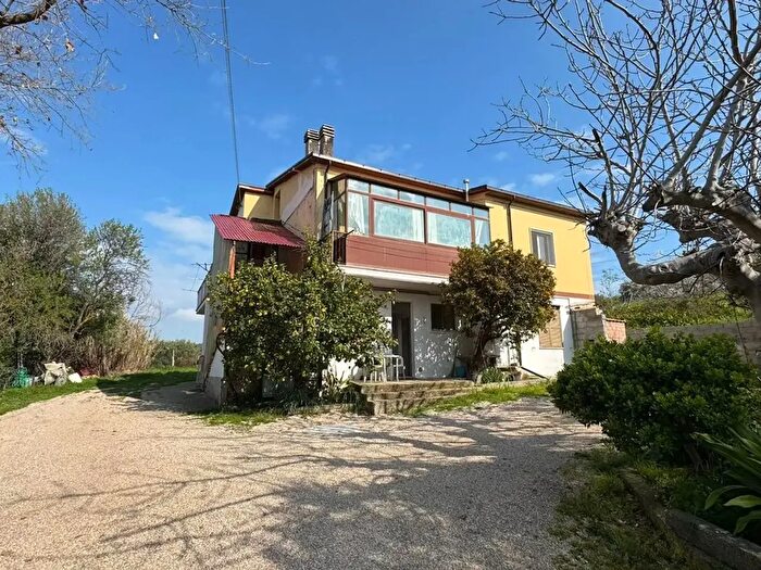Casa con 7 locali in vendita in Via Colle Pizzuto, Mosciano SantAngelo