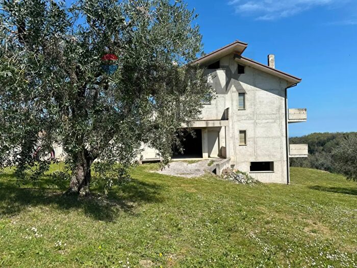 Casa con 7 locali in vendita in Cda Ritiro, Orsogna