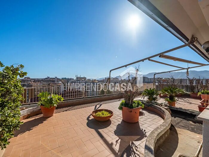 Appartamento con 8 locali in vendita in Via Leonardo da Vinci, Palermo