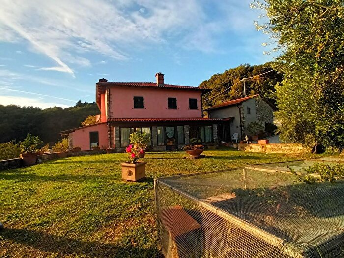 Casa con 10 locali in vendita in Pescaglia