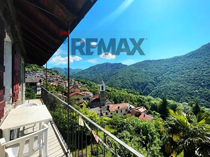 Casa con 6 locali in vendita in Via Roma, Caprezzo