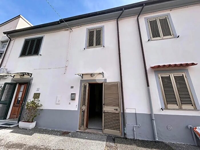 Casa quadrilocale in vendita in Via Piastroni, Cascina