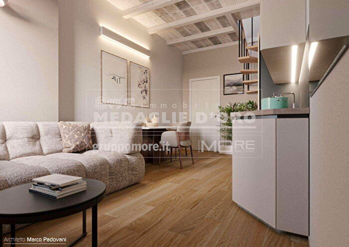 Appartamento trilocale in vendita in Via della Cerca, Modena