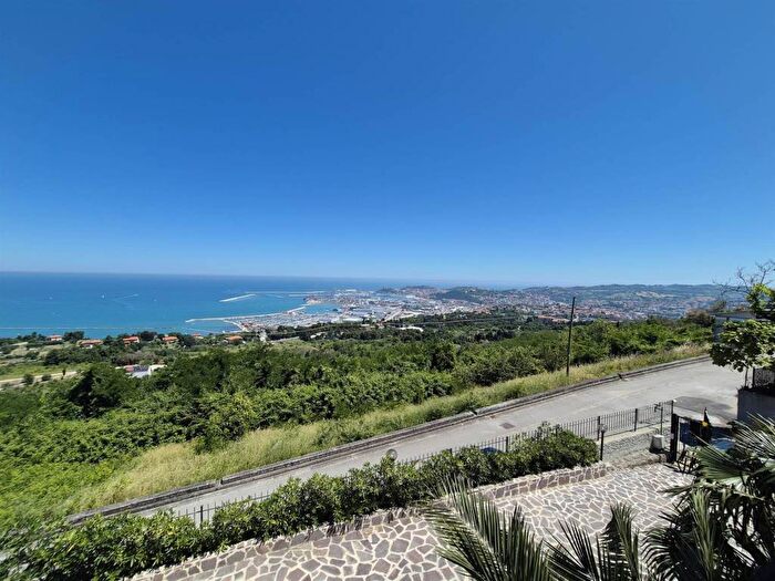 Casa con 6 locali in affitto in Posatora, Ancona