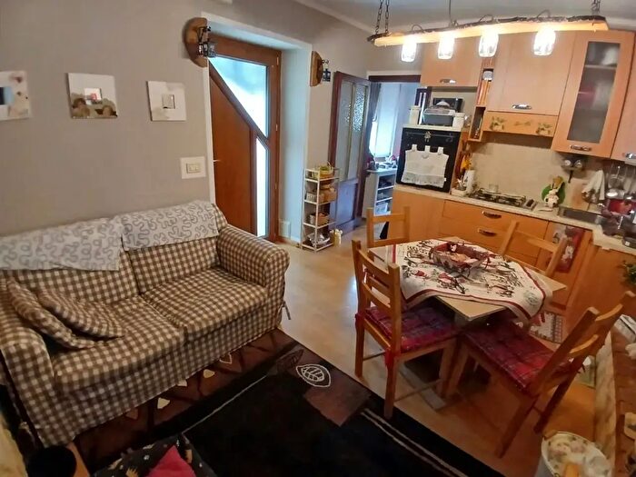 Appartamento bilocale in vendita in Via Santa Croce, Val Brembilla