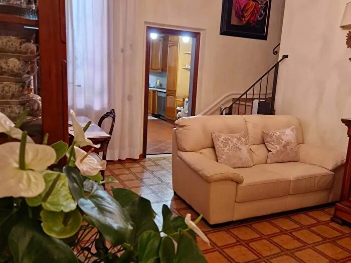 Casa con 6 locali in vendita in Campi Bisenzio