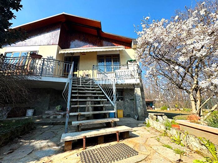 Casa con 6 locali in vendita in Via Italia, La Cassa