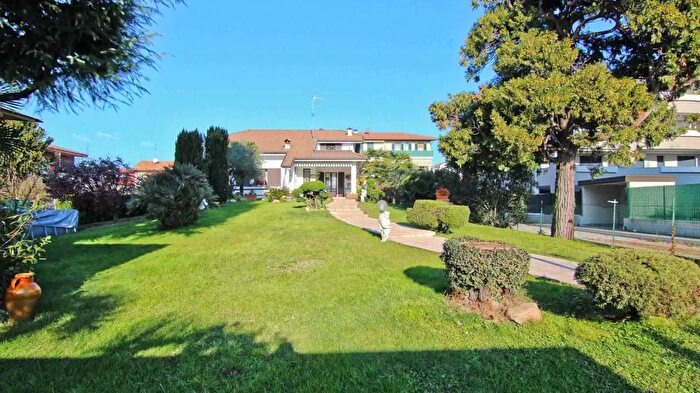 Casa quadrilocale in vendita in Via Silvio Pellico Ceriano Laghetto, Ceriano Laghetto