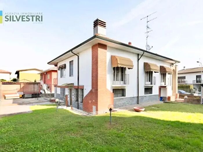 Casa con 6 locali in vendita in Cameri