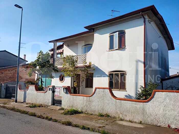 Casa con 8 locali in vendita in Goro