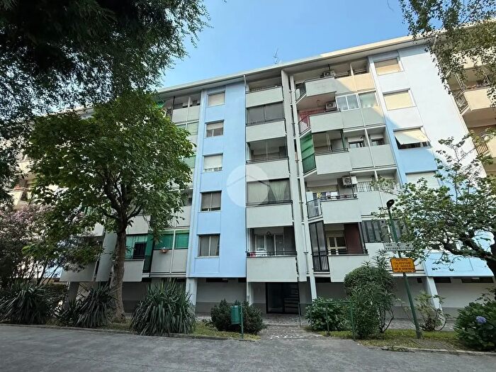 Appartamento trilocale in affitto in Via Giambellino, Milano