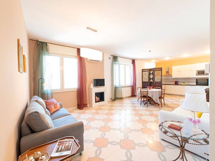 Appartamento trilocale in affitto in Vico Storella, Centro Storico, Lecce