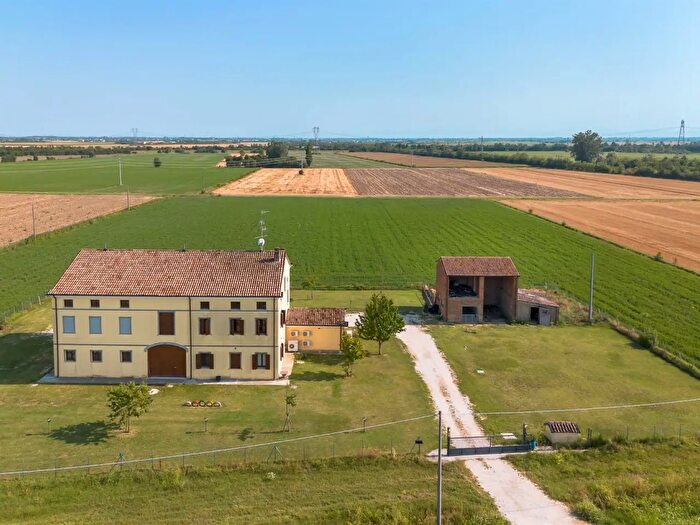 Casa con 8 locali in vendita in Rolo