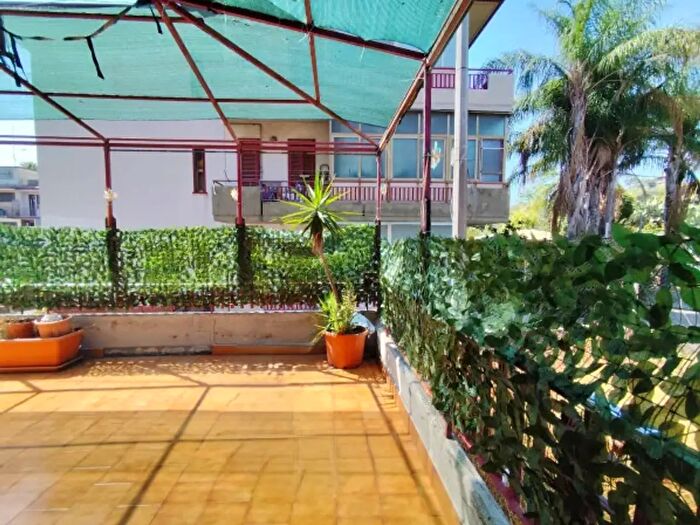Appartamento trilocale in vendita in Via Barbagallo, Aci Castello