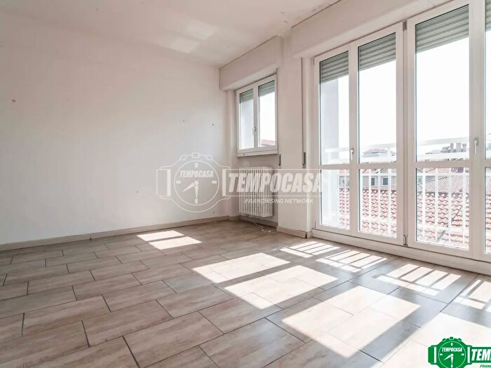 Appartamento trilocale in vendita in Via Varese, Garbagnate Milanese