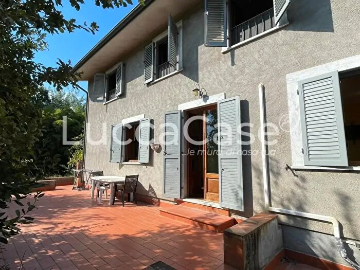 Casa con 8 locali in vendita in Lucca
