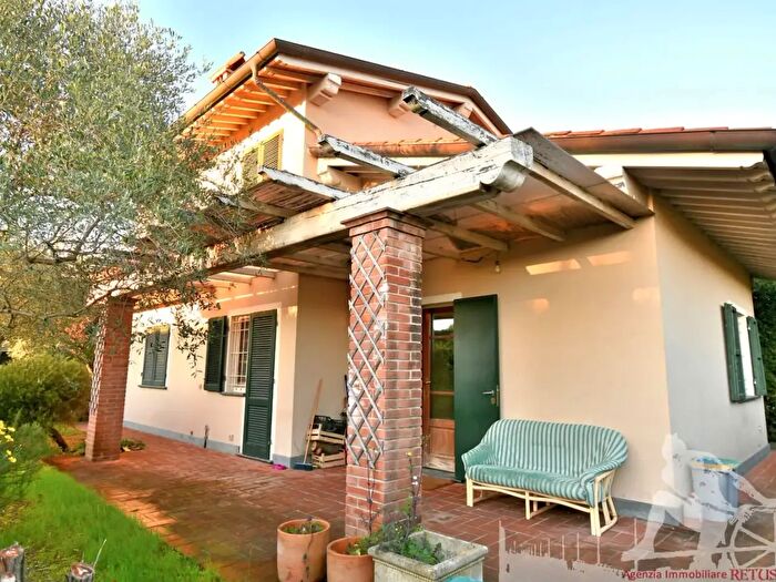 Casa con 8 locali in vendita in Pietrasanta