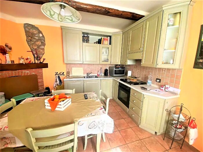 Casa con 5 locali in vendita in Massa