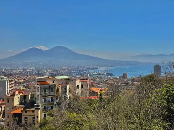 Appartamento trilocale in vendita in Via Girolamo Santacroce, Napoli