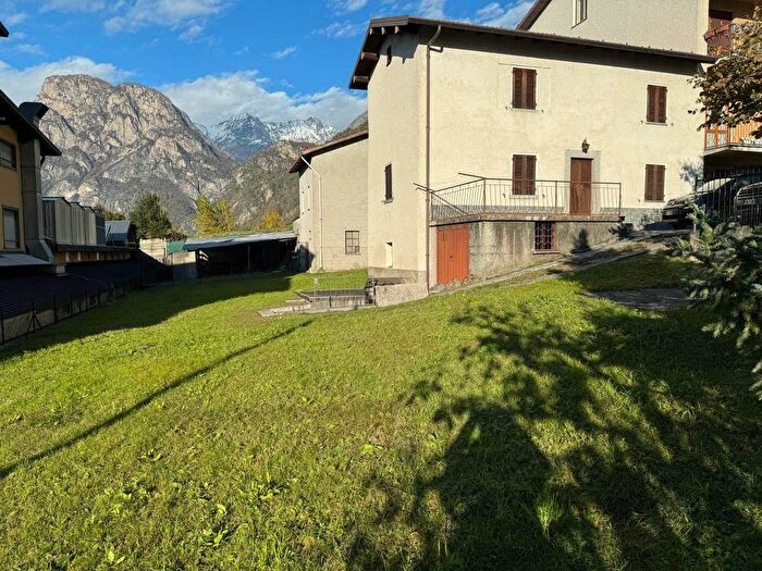 Casa trilocale in vendita in Via Mario Copes, Verceia