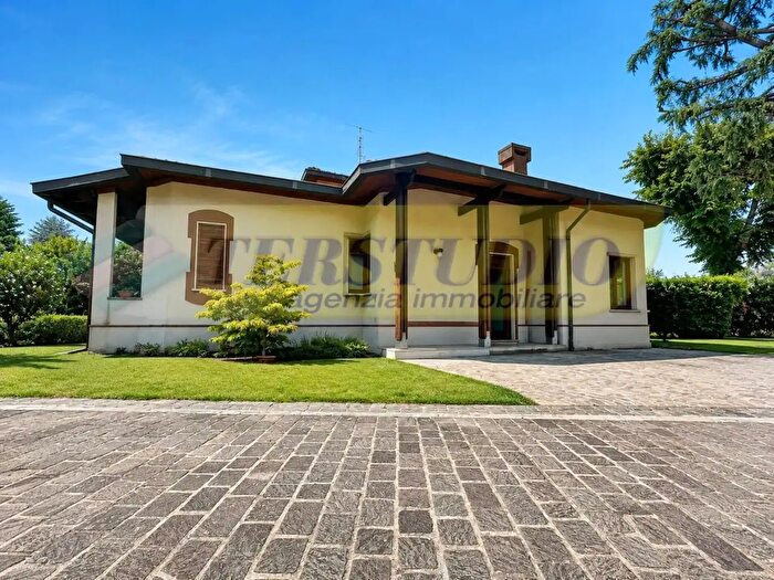 Casa con 7 locali in vendita in Via Alcide De Gasperi Snc, Presezzo