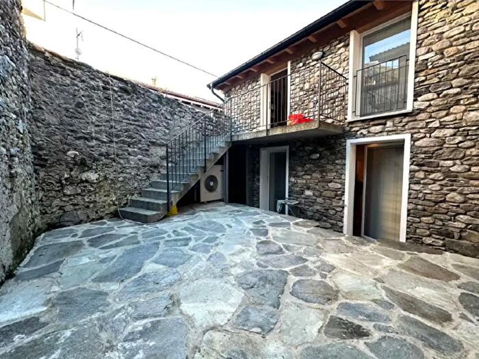Casa con 6 locali in vendita in Domaso