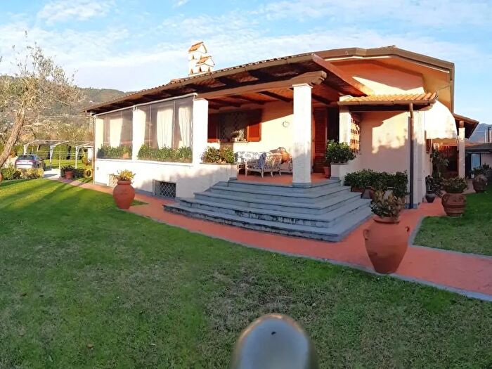 Casa con 9 locali in vendita in Pietrasanta