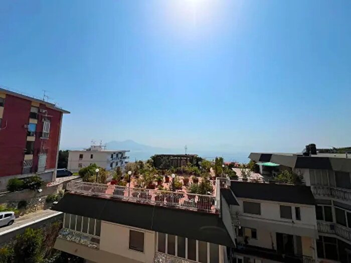 Appartamento con 6 locali in vendita in Via Francesco Petrarca, Napoli