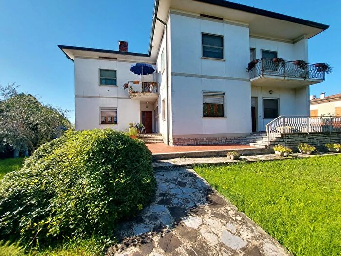 Casa con 6 locali in vendita in Loc Risaie Buti, Buti