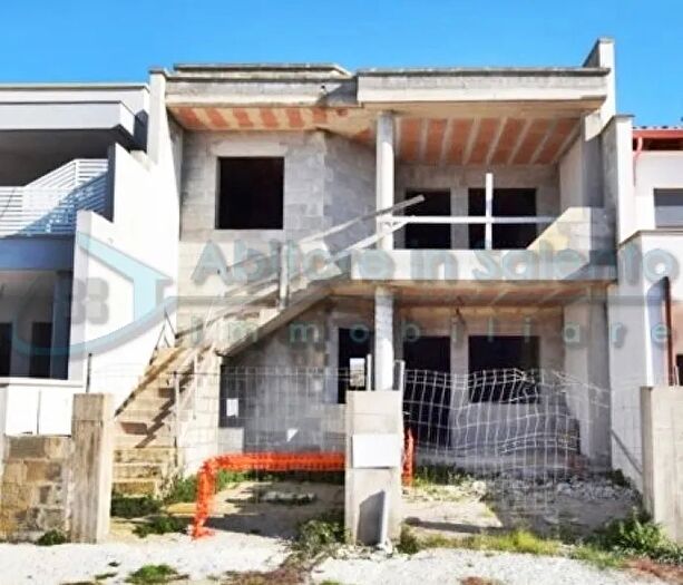 Casa con 11 locali in vendita in Salve