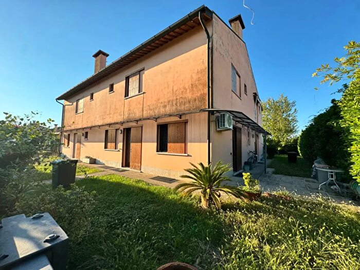 Casa con 8 locali in vendita in Via Roma, Agugliaro