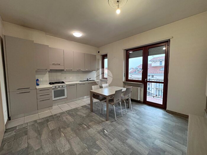 Appartamento trilocale in vendita in Via IV Novembre, Carignano