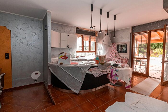 Casa con 8 locali in vendita in Via Ugo Foscolo, Trana