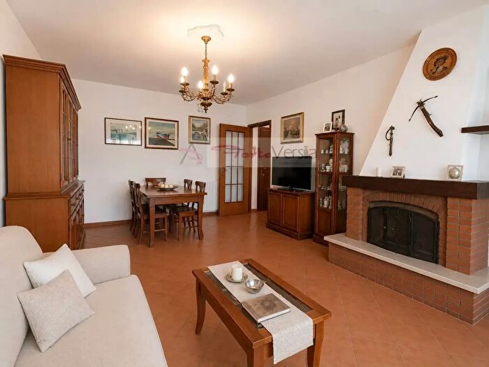 Appartamento con 7 locali in vendita in Via Federigi, Seravezza