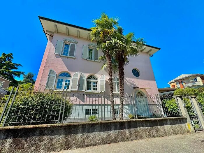 Casa con 8 locali in vendita in Via Vincenzo Viviani, Novara