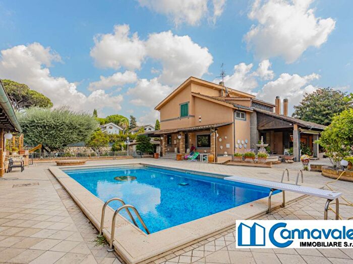 Casa con 6 locali in vendita in Via Lisippo, Axa, Roma