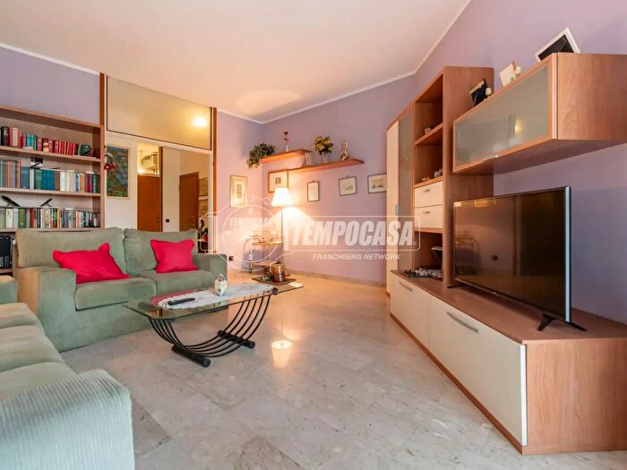 Appartamento trilocale in vendita in Via dei Ciclamini, Milano