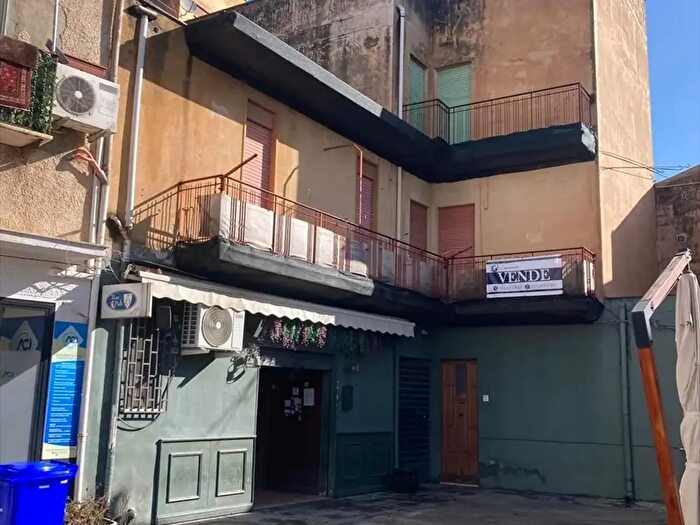Casa con 6 locali in vendita in Cortile Francesco Nicolosi, Lercara Friddi