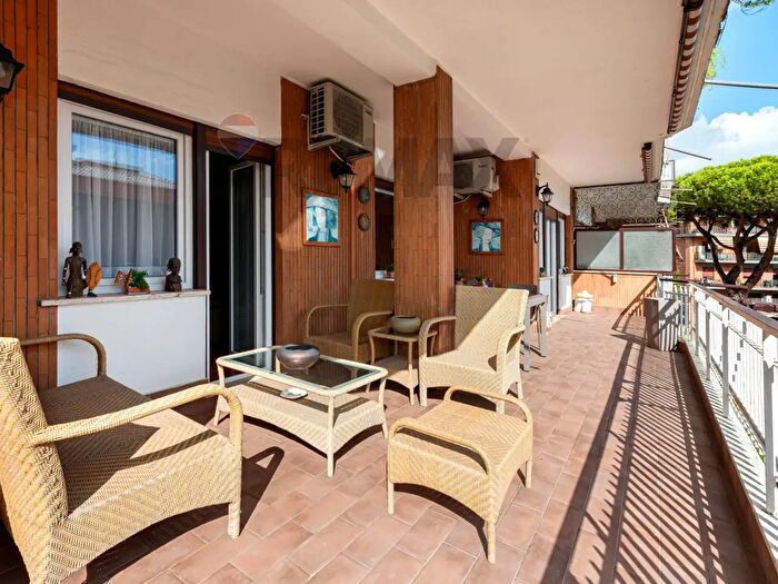 Appartamento quadrilocale in vendita in Via Luigi Angeloni, Roma