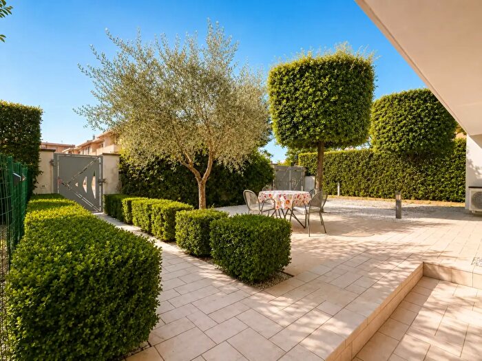 Casa con 9 locali in vendita in Cecina