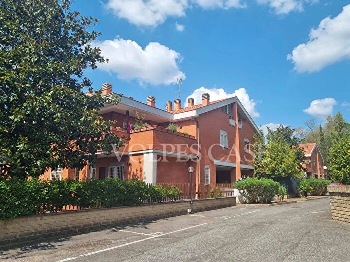 Appartamento trilocale in vendita in Via Saronno, Roma