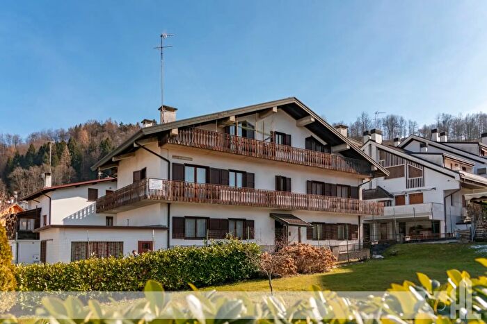 Casa con 18 locali in vendita in Tambre