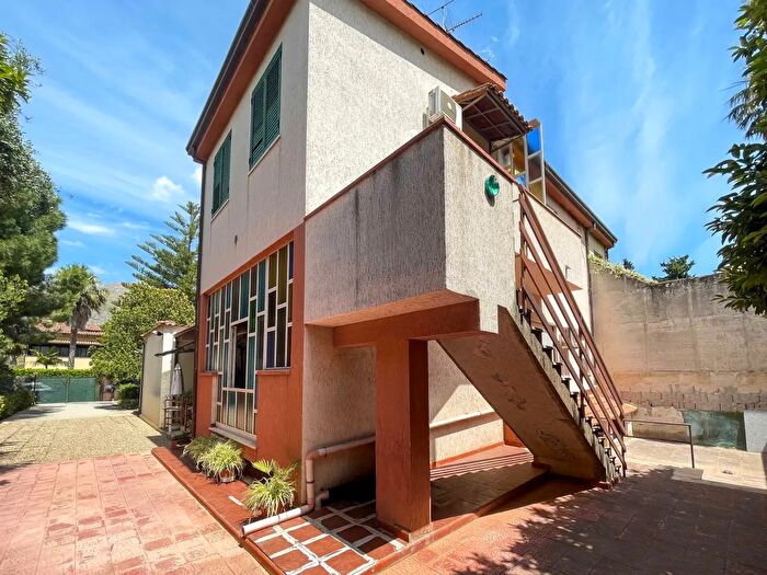 Casa con 12 locali in vendita in Via Euripide, Palermo