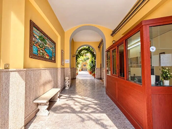 Appartamento trilocale in vendita in Corso Meridionale, Napoli