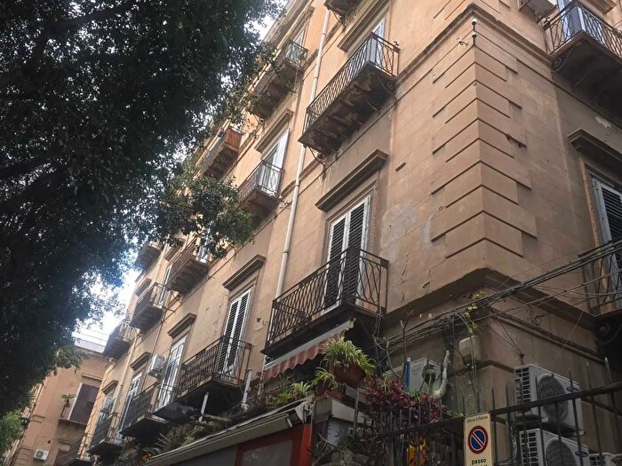 Appartamento in vendita in Piazza Giulio Cesare, Palermo